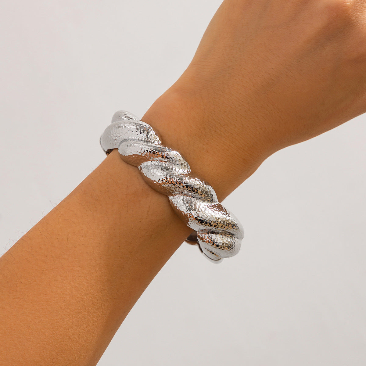 T Exaggerated Thread Twist Line Ring Design Metal Pleated Bracelet